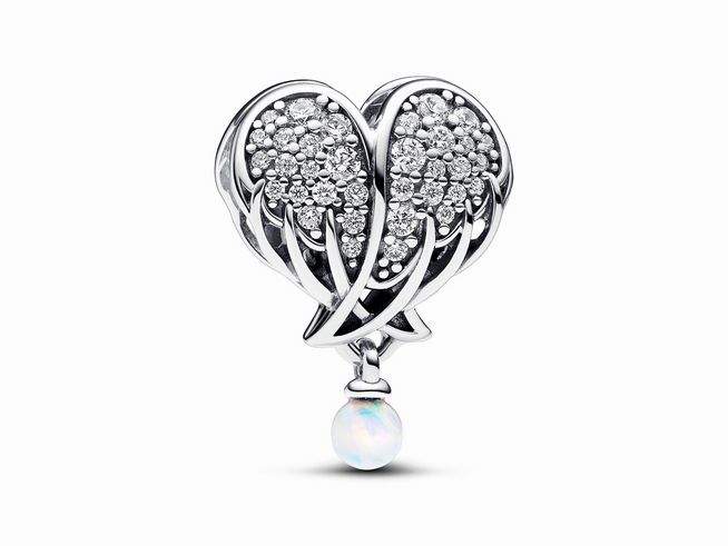 Funkelnder Charm in Herzform mit Engelsflügeln aus Sterling Silber, besetzt mit weißen Steinen und einer ovalen Perle, perfekt für individuelle Schmuckstücke.