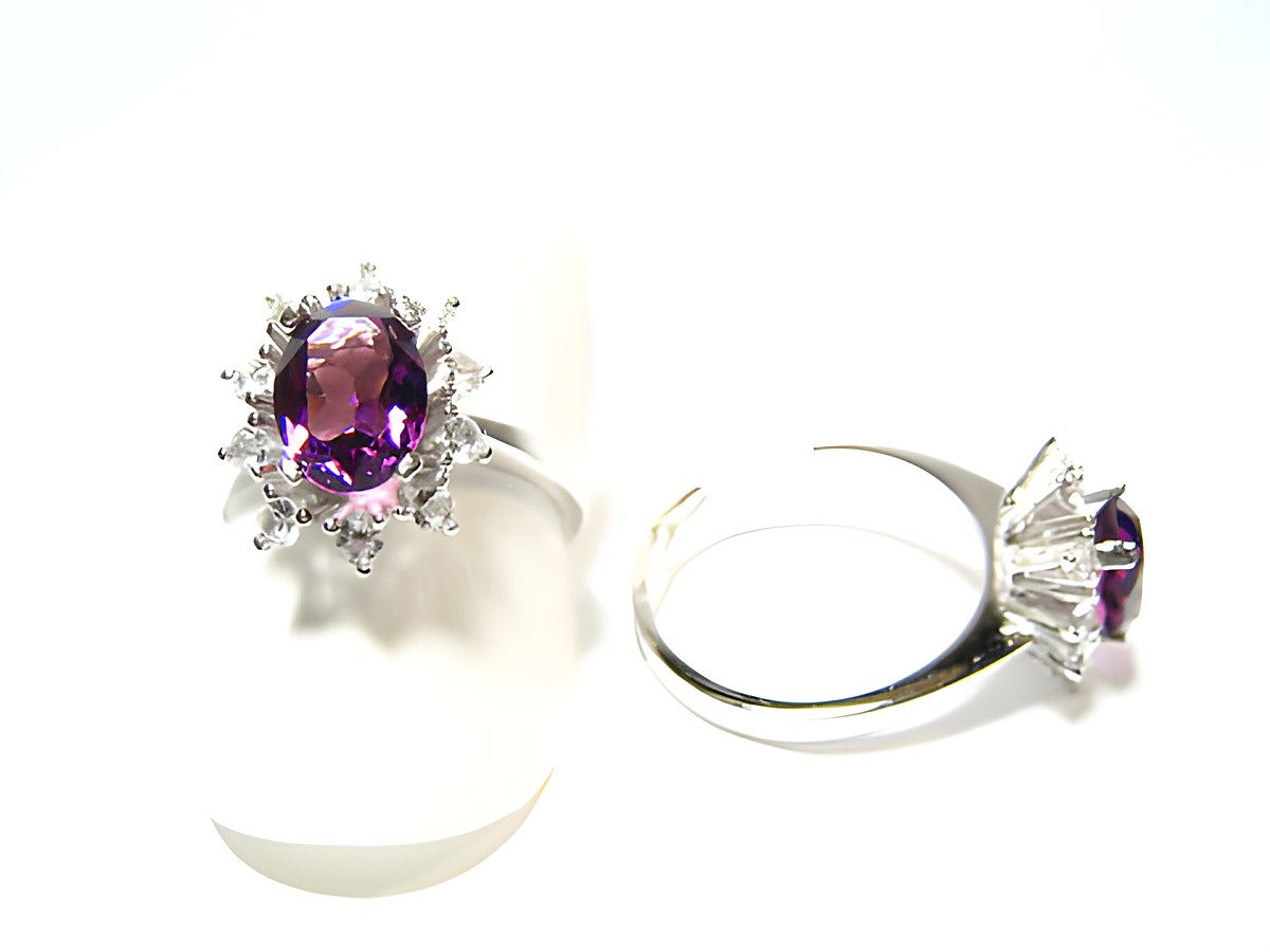 Silber Ring rhodiniert mit Steinen in weiß und lila gefasst, Hersteller Juwelier Harnisch, verstellbar und elegant gestaltet, ideal für besondere Anlässe oder als modisches Accessoire.