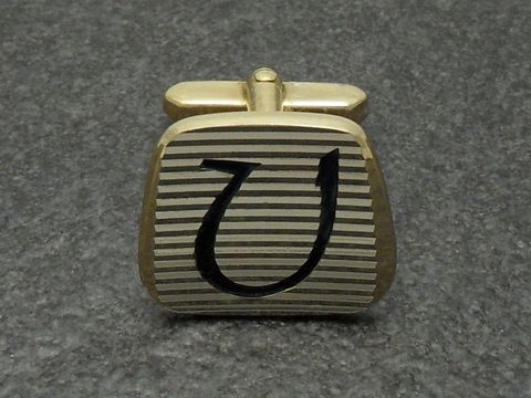 Vergoldete Manschettenknöpfe mit Initialen V, Hersteller Juwelier Harnisch, hochwertiges Design mit gestreifter Oberfläche und klarer Initialenprägung. Ideal für besondere Anlässe.