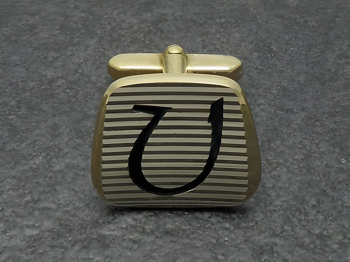 Vergoldete Manschettenknöpfe mit Initialen V, Hersteller Juwelier Harnisch, hochwertiges Design mit gestreifter Oberfläche und klarer Initialenprägung. Ideal für besondere Anlässe.