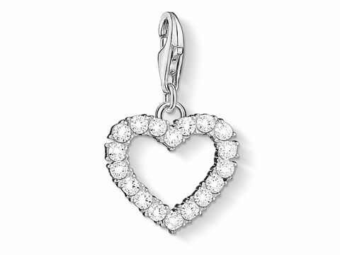 Charm-Anhänger in Herzform aus Silber mit funkelnden Zirkonia-Steinen von Thomas Sabo, Artikelnummer 1482-051-14, ein romantisches Schmuckstück, das Liebe und Eleganz symbolisiert.