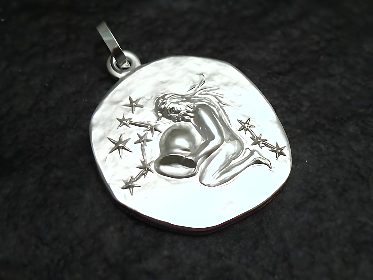 Wassermann Sternzeichen Anhänger aus Sterling Silber mit rhodinierten Oberflächen, zeigt eine figürliche Darstellung des Wassermanns umgeben von Sternen, Hersteller Juwelier Harnisch.