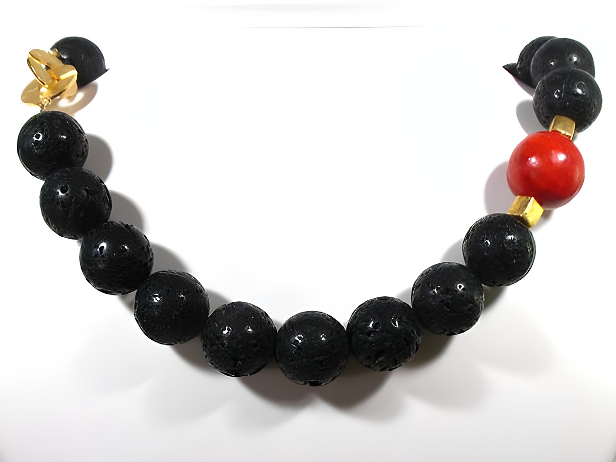 Schwarz-rote Lava-Kugeln kombiniert mit Koralle in einem eleganten Design, gefertigt vom Juwelier Harnisch, Steinketten für einen besonderen Akzent.