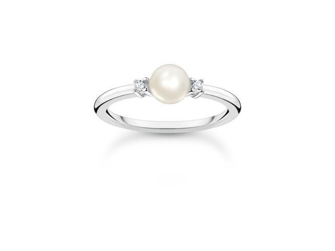 Schöner Thomas Sabo Charming Ring aus Sterling Silber mit einer Perle und zwei Zirkonia-Steinen in weiß, Größe 48. Elegantes Design für besonderen Schmuck.