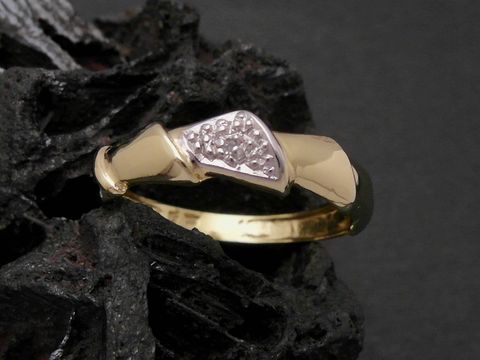 Imposanter Goldring aus Gold 333 bicolor mit Diamant, Größe 53, Hersteller Juwelier Harnisch, bis Größe 54/17,5. Elegantes Design und glänzende Oberfläche, ideal für besondere Anlässe.