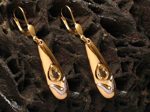 Ohrringe elegant Gold Ohrhänger mit Citrin und bicolor, Hersteller Juwelier Harnisch, die Ohrhänger sind mit einem individuellen Stein versehen und wirken anmutig und stilvoll.