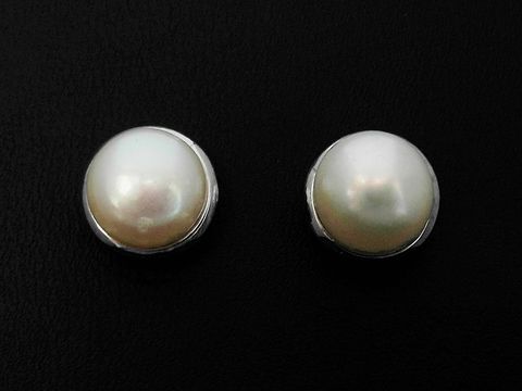 Silber Ohrringe mit Süßwasser Zuchtperlen, rhodiniert, eleganter Ohrsteckerstil, Hersteller Juwelier Harnisch, ideal für vielfältige Anlässe.