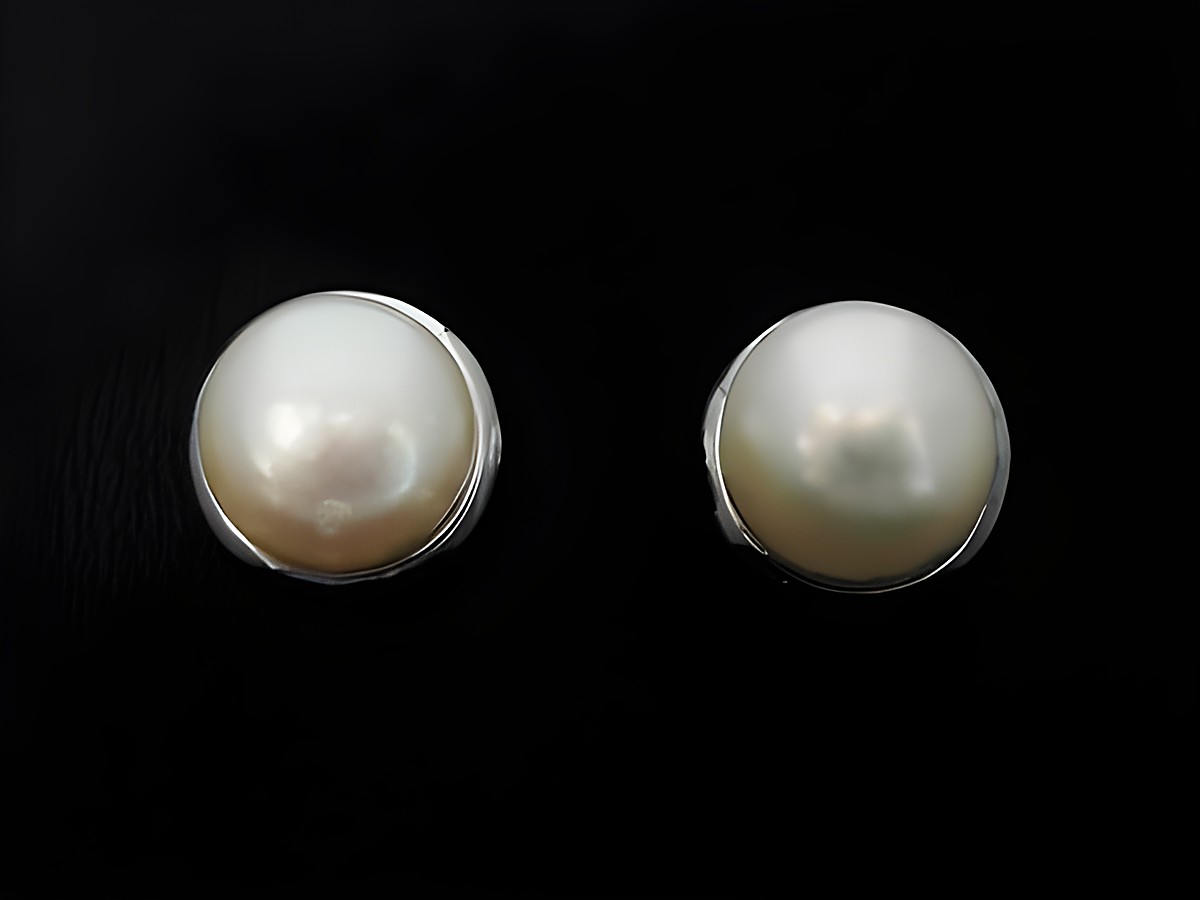 Silber Ohrringe mit Süßwasser Zuchtperlen, rhodiniert, eleganter Ohrsteckerstil, Hersteller Juwelier Harnisch, ideal für vielfältige Anlässe.