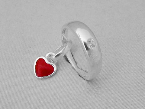 Silber Taufring mit rotem Herz aus Zirkonia, Hersteller Juwelier Harnisch, eleganter Anhänger, hochwertiges Silberdesign, ideal als individuelles Schmuckstück.