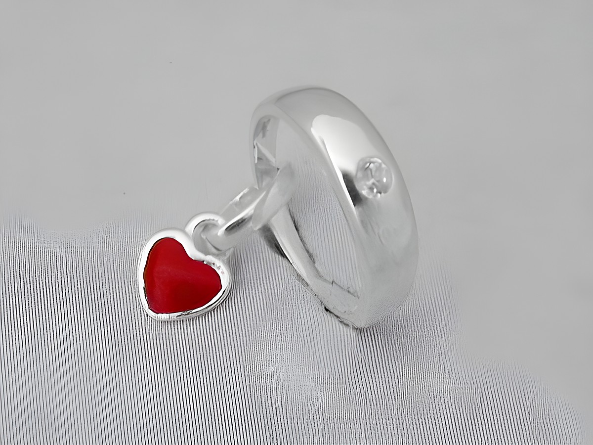 Silber Taufring mit rotem Herz aus Zirkonia, Hersteller Juwelier Harnisch, eleganter Anhänger, hochwertiges Silberdesign, ideal als individuelles Schmuckstück.