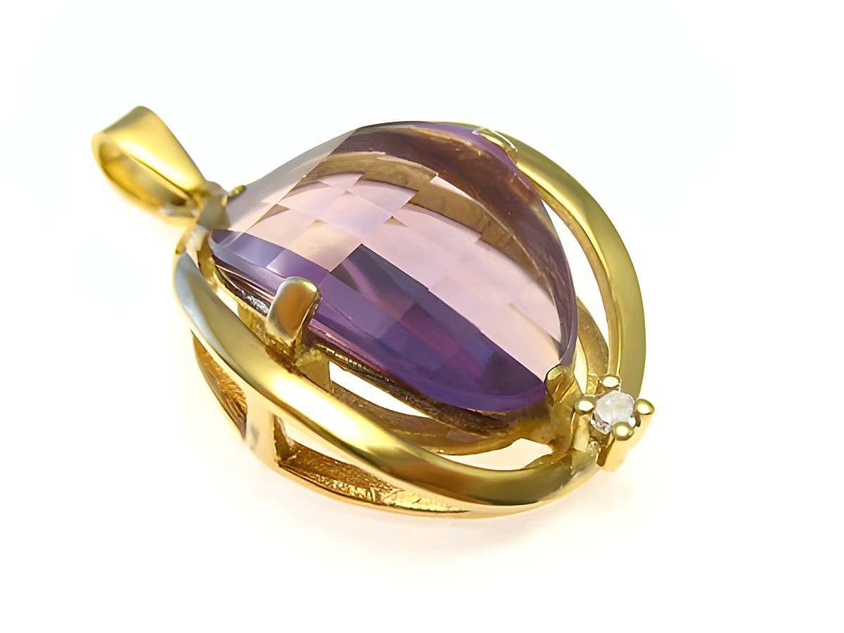 Gold Anhänger BICOLOR mit einem großen, facettierten Amethyst und einem kleinen Diamanten, hergestellt von Juwelier Harnisch, zeigt elegante Handwerkskunst und ansprechendes Design.