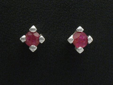 Weißgold Ohrstecker 585 funkelnd mit Rubinen, hochwertige Ohrringe von Juwelier Harnisch, elegantes Design für jeden Anlass.