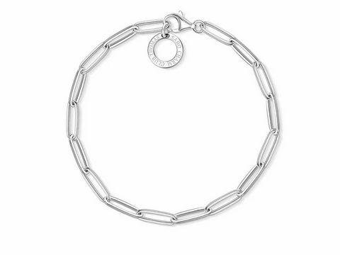 Ein elegantes Thomas Sabo Charm Club Armband im Vintage Rebel Stil, ca. 18,5 cm lang, aus silberfarbenem Metall mit edlem Design und einem markanten Anhänger.