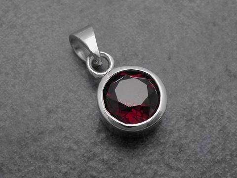 Anhänger aus rhodiniertem Sterling Silber mit einem schönen Granat, hergestellt von Juwelier Harnisch, weitere Steine sind vorhanden.