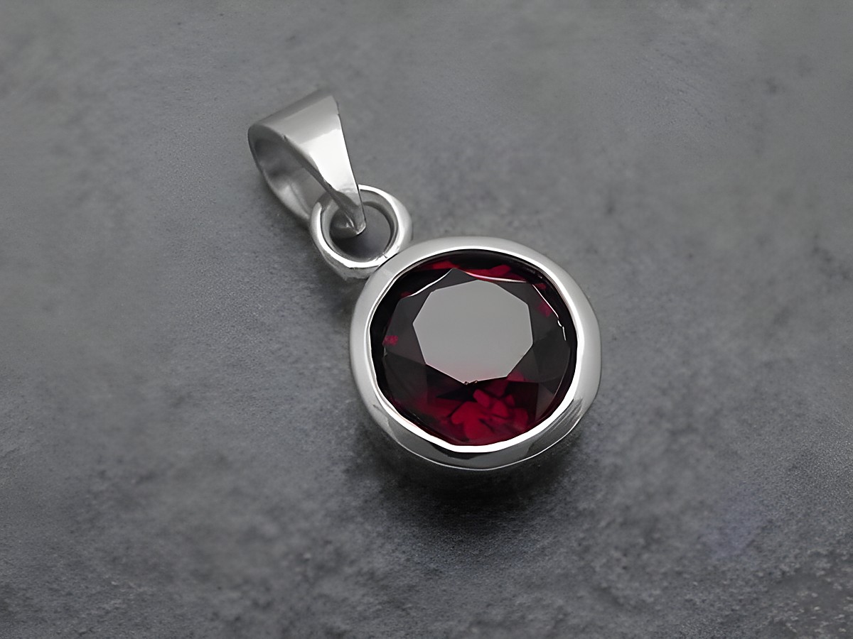 Anhänger aus rhodiniertem Sterling Silber mit einem schönen Granat, hergestellt von Juwelier Harnisch, weitere Steine sind vorhanden.