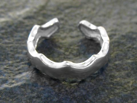 Sterling Silber Zehenring im space Muster, hergestellt von Juwelier Harnisch, zeichnet sich durch eine moderne und elegante Form aus, ideal für stilbewusste Trägerinnen.