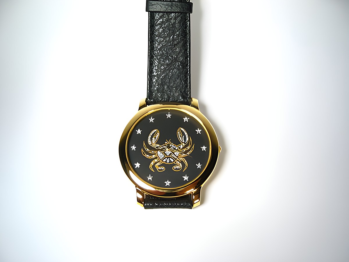 Krebs Sternzeichen Uhr mit schwarzem Zifferblatt, goldener Uhrmacherplatte und krustentierartigen Motiv, 23 cm lang, 42x42 mm breit, Armband aus schwarzem Leder, Hersteller Juwelier Harnisch.