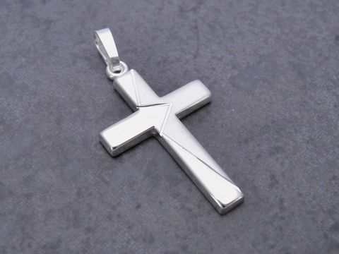 Silber Anhänger in Kreuzform mit modernem Design und teilmattierter Oberfläche, Hersteller Juwelier Harnisch, verziert mit dekorativem Muster.