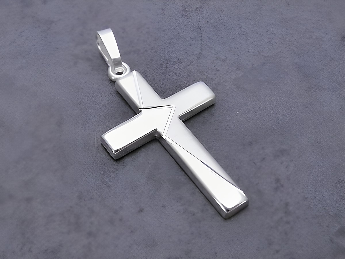 Silber Anhänger in Kreuzform mit modernem Design und teilmattierter Oberfläche, Hersteller Juwelier Harnisch, verziert mit dekorativem Muster.