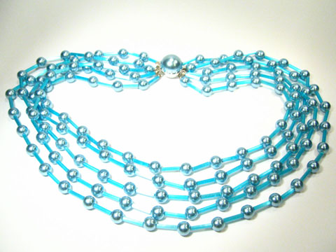 Fünfreihige Kette runde Perlen neu blau, Hersteller Juwelier Harnisch, Perlenketten. Die Kette zeigt eine elegante Kombination aus blauen runden Perlen und einer dekorativen Verschlusskugel.