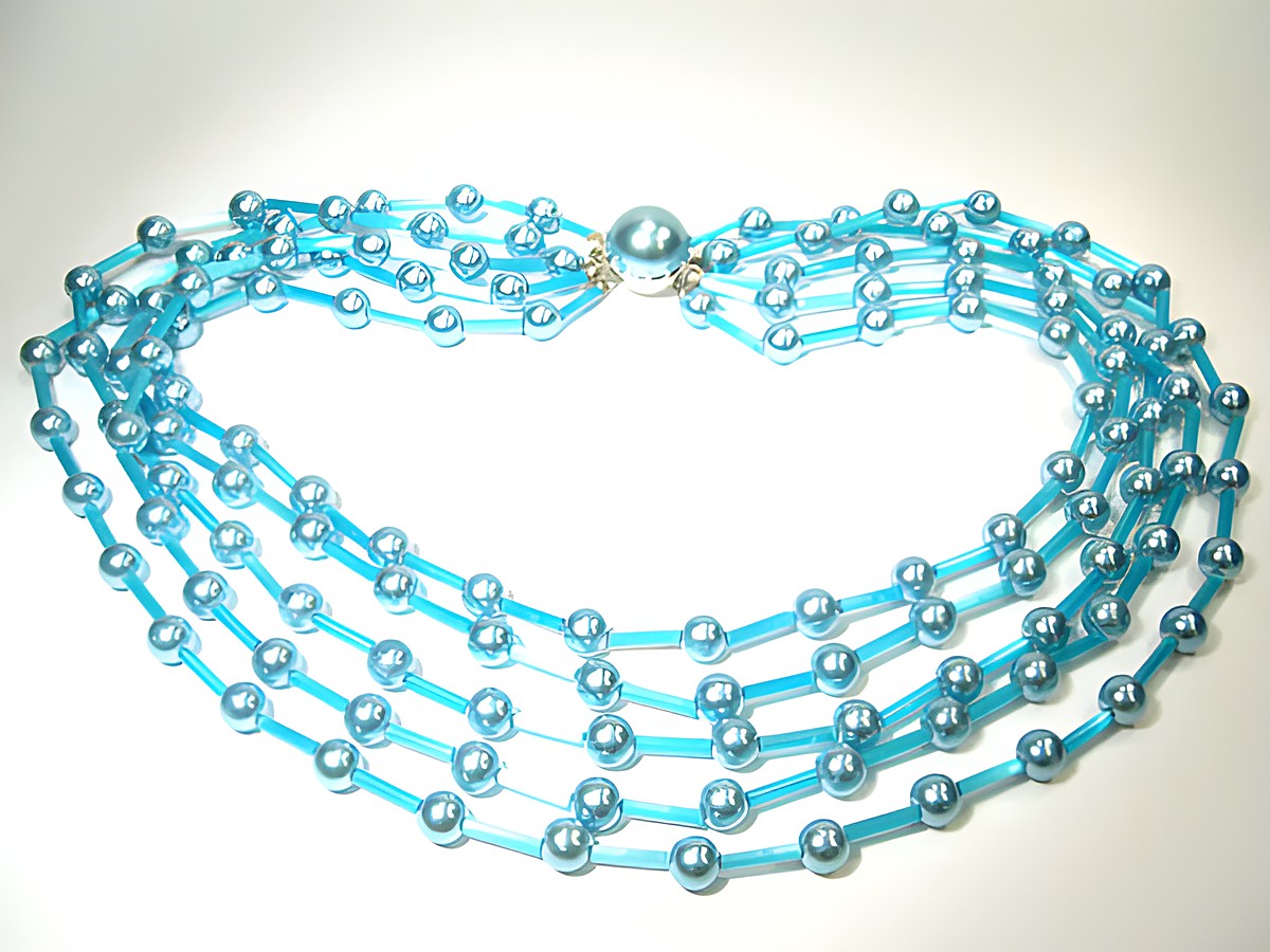 Fünfreihige Kette runde Perlen neu blau, Hersteller Juwelier Harnisch, Perlenketten. Die Kette zeigt eine elegante Kombination aus blauen runden Perlen und einer dekorativen Verschlusskugel.