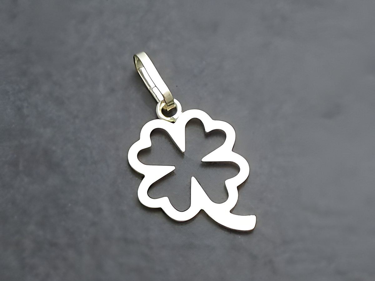 Kleeblatt Gold 333 Anhänger, als Glücksbringer gestaltet, vom Juwelier Harnisch, bietet einen eleganten und symbolischen Schmuck für Glück und Wohlstand.