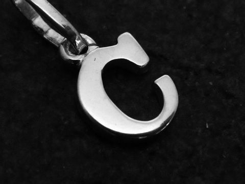 Buchstabenanhänger C aus Weißgold 585, glänzende Oberfläche, Hersteller Juwelier Harnisch, ideal als individuelles Schmuckstück oder Geschenk. Elegantes Design, passt zu verschiedenen Ketten.