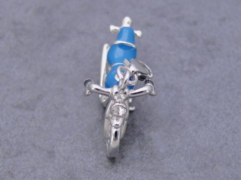 Silber Charms Anhänger Motorrad in blau-schwarz mit Kristalldetails, plastisch 3D gestaltet, Hersteller Juwelier Harnisch, ideal für Fahrzeuge-Liebhaber.