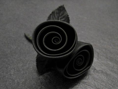 Haarschmuck aus olivgrünem Satin in Form von traumhaften Rosen, ideal als Brosche, hergestellt von Juwelier Harnisch, verziert mit filigranen Blumen.