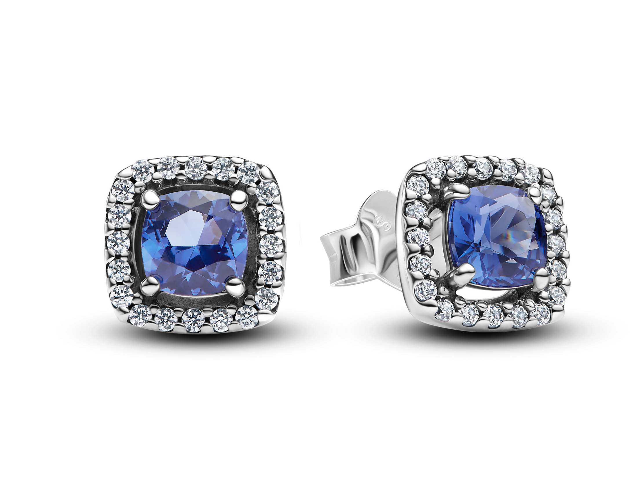 Pandora Ohrstecker aus Silber mit einem kornblumenblauen Kristall in quadratischer Form, umrandet von klarem Zirkonia, neu und elegant designt für stilvolle Akzente.