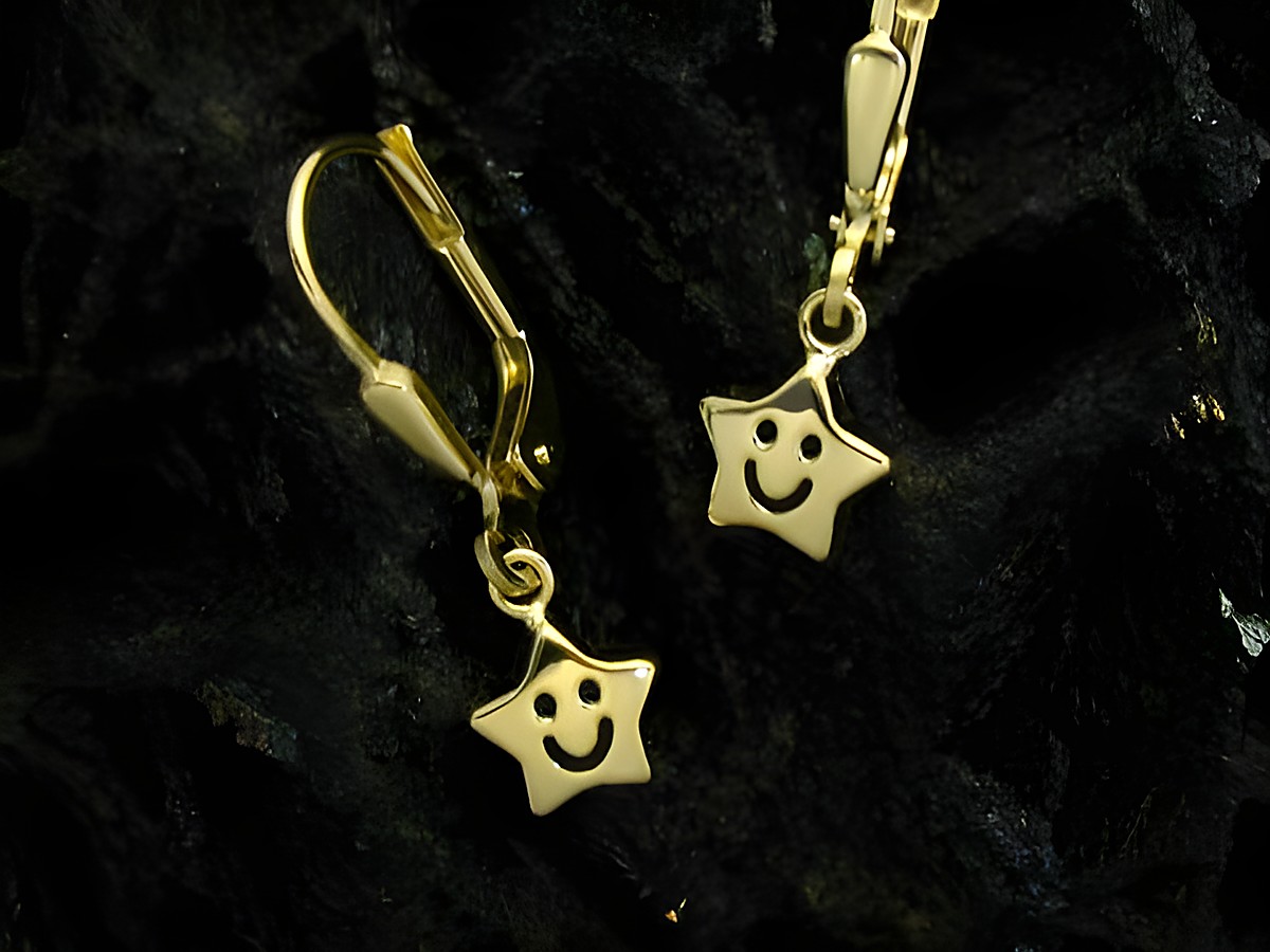 Stern Gold Ohrhänger mit lächelndem Gesicht, emaillierte Sterne, geeignet für Kinder, von Juwelier Harnisch, idealer Schmuck für kleine Mädchen.