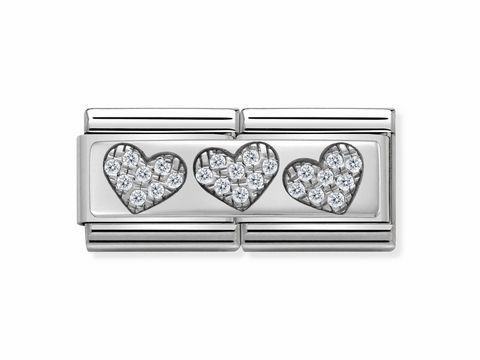 Silberner Schmuckanhänger von Nomination mit drei funkelnden Herzen, besetzt mit klaren Steinen, im klassischen Composable Design. Ideal für individuelle Armbänder.