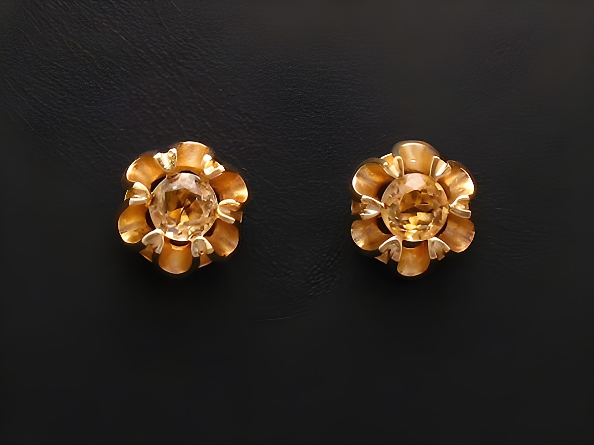 Ohrringe mit Citrin in blütenförmigem Design, gefertigt aus Gold, Hersteller Juwelier Harnisch, weitere Steine sind kunstvoll eingefasst. Ideal für elegante Anlässe.