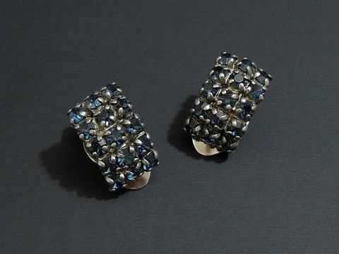 Strass Ohrclips stilvoll in Blau und silberfarben, hergestellt von Juwelier Harnisch, glitzern elegant und verleihen jedem Outfit einen besonderen Akzent.
