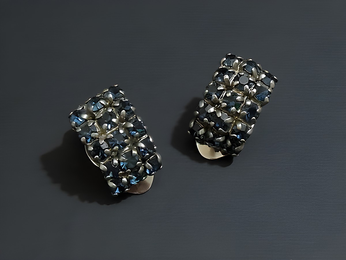 Strass Ohrclips stilvoll in Blau und silberfarben, hergestellt von Juwelier Harnisch, glitzern elegant und verleihen jedem Outfit einen besonderen Akzent.