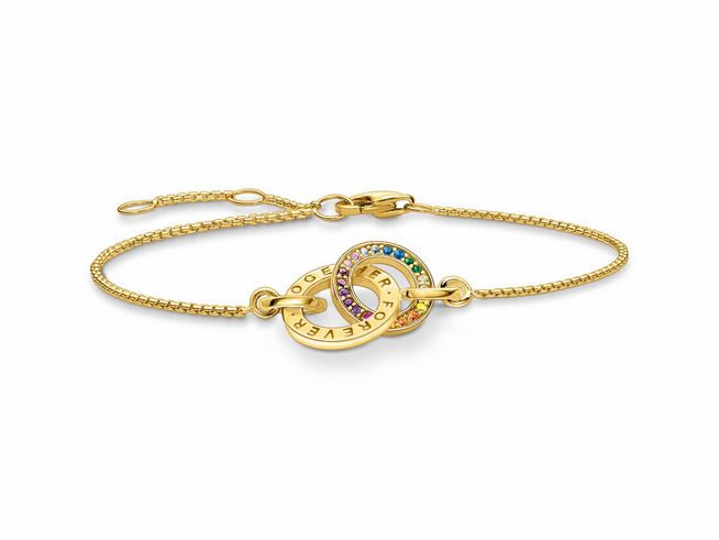 Silber vergoldetes Armband von Thomas Sabo mit bunten Zirkonia-Steinen und Glaskeramik, verziert mit zwei ineinandergeschlungenen Ringen, individuell einstellbar von 16 bis 19 cm.