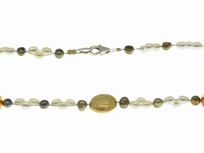 Perlenkette aus Süßwasser-Zuchtperlen in Weiß, Grün und Orange, Größe 3,5-8 mm, 41 cm lang, mit Bernstein und einem silbernen Verschluss, Hersteller Juwelier Harnisch.