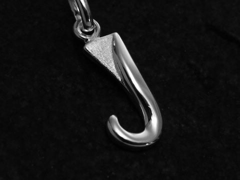 J-Buchstaben Anhänger teilmattiert aus Sterling Silber, Hersteller Juwelier Harnisch, stilvoll gestaltet mit einer eleganten Form und glänzender Oberfläche.