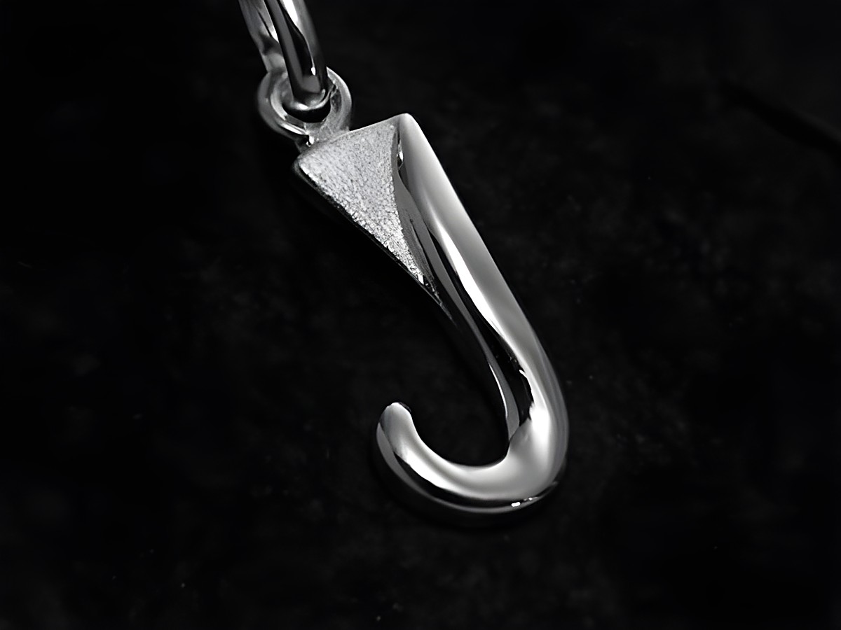 J-Buchstaben Anhänger teilmattiert aus Sterling Silber, Hersteller Juwelier Harnisch, stilvoll gestaltet mit einer eleganten Form und glänzender Oberfläche.