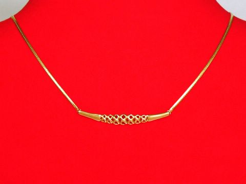 Collier Kette Gold 333 mit Mittelteil Endless von Juwelier Harnisch, 43cm lang, elegantes Design, filigranei Muster im Mittelteil, auf rotem Untergrund präsentiert.