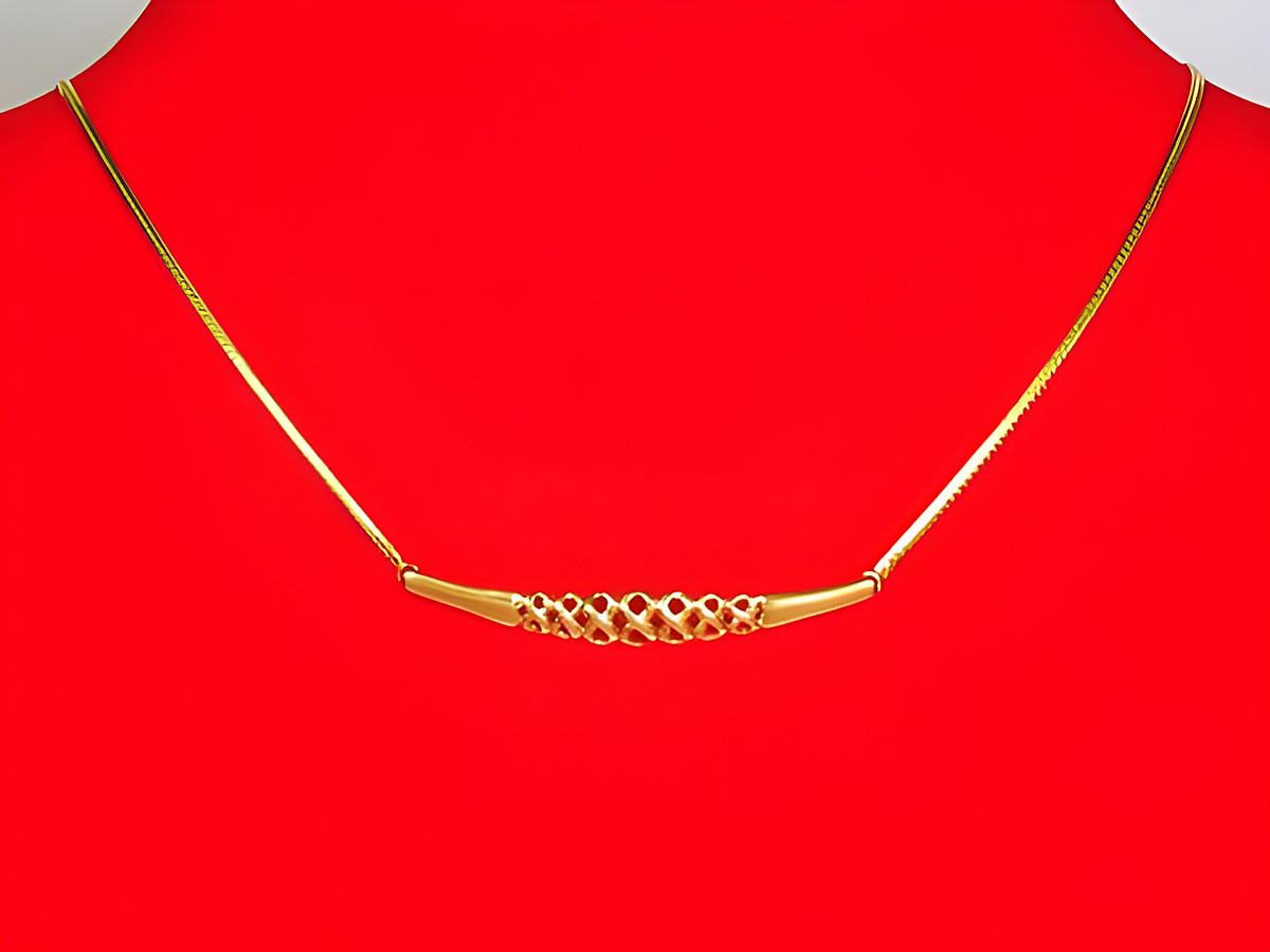 Collier Kette Gold 333 mit Mittelteil Endless von Juwelier Harnisch, 43cm lang, elegantes Design, filigranei Muster im Mittelteil, auf rotem Untergrund präsentiert.