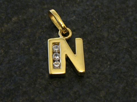 Goldener Anhänger in Form des Buchstabens N, verziert mit drei Zirkonia, Hersteller Juwelier Harnisch. Ideal als persönliches Schmuckstück oder Geschenk.