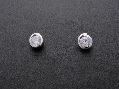 Silber Ohrstecker mit spiraliger Form und weißen Zirkonia, chic und elegant, Hersteller Juwelier Harnisch, ideal für jeden Anlass.