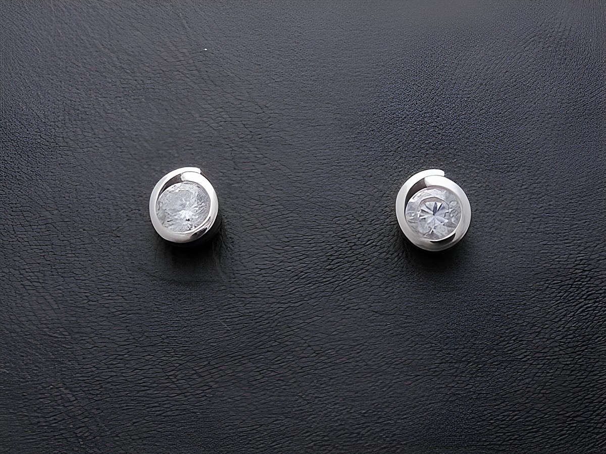 Silber Ohrstecker mit spiraliger Form und weißen Zirkonia, chic und elegant, Hersteller Juwelier Harnisch, ideal für jeden Anlass.