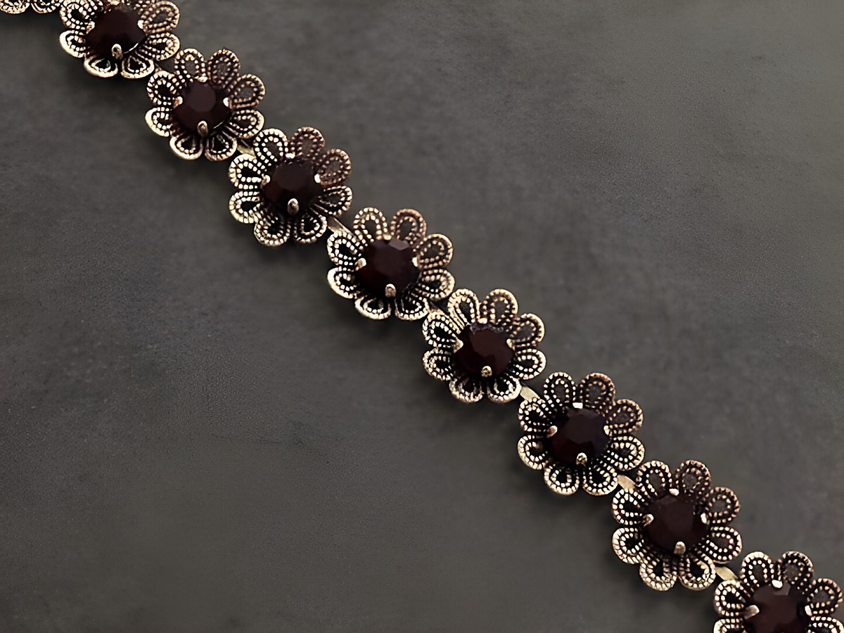Strass Armband mit blumigem Design in granatrotem Farbton, 18-20 cm lang, goldfarbener Rahmen, von Juwelier Harnisch, ideal für elegante Anlässe.