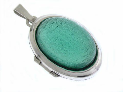 Pastell Medaillon mit Cabochon in strahlendem Grün, eingefasst in rhodiniertes Sterling Silber, elegant und modern gestaltet, ideal als Schmuckstück für besondere Anlässe.