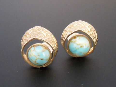 Goldfarbene Ohrclips mit zeitlosem Design, enthalten turquoise Imitation, echte Goldauflage, Hersteller Juwelier Harnisch, ideal für elegante Anlässe.