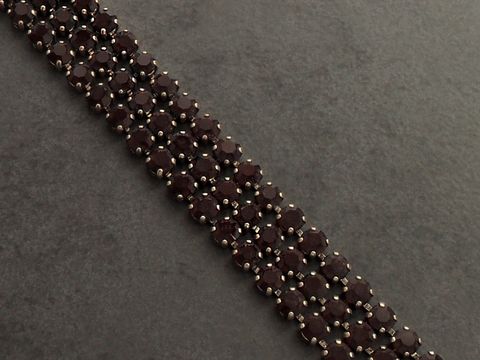 Strass Armband feminin in granatrot, 18,5 cm lang, goldfarbene Elemente, schimmernde Strasssteine, elegant und funkelnd, Hersteller Juwelier Harnisch, perfekte Ergänzung für jedes Outfit.