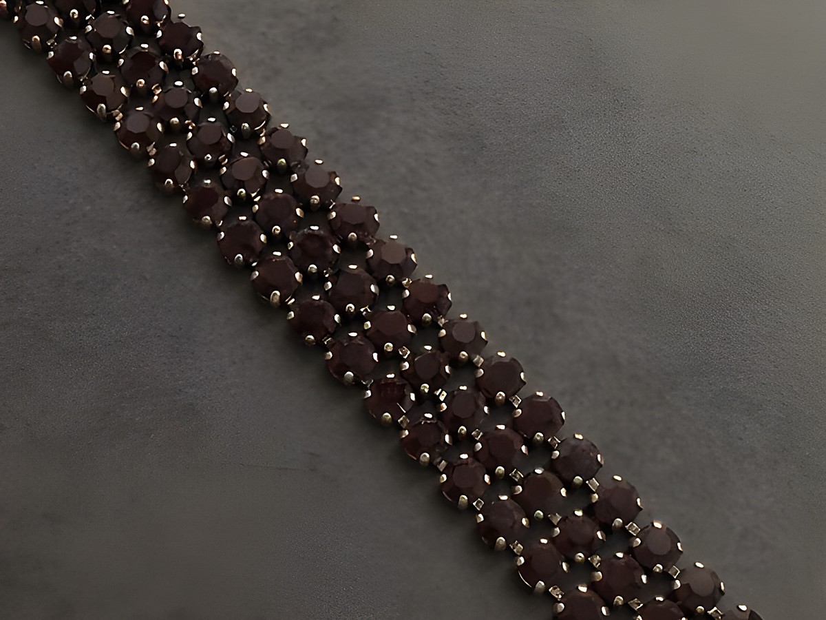 Strass Armband feminin in granatrot, 18,5 cm lang, goldfarbene Elemente, schimmernde Strasssteine, elegant und funkelnd, Hersteller Juwelier Harnisch, perfekte Ergänzung für jedes Outfit.