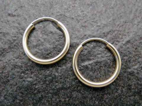 Gold Creolen 1,5 cm aus Gold 585 mit einer Breite von 2 mm, hergestellt von Juwelier Harnisch, stilvolle Ohrringe, bis 15 mm, glänzendes und elegantes Design.